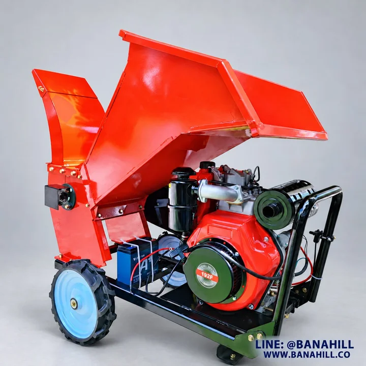 เครื่องสับย่อยสีแดง มุมเต็มตัวพร้อมโครงฐานและชุดต้นกำลังดีเซลที่ใช้ประกอบภาพ