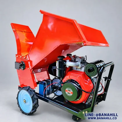 เครื่องสับย่อยสีแดง มุมเต็มตัวพร้อมโครงฐานและชุดต้นกำลังดีเซลที่ใช้ประกอบภาพ